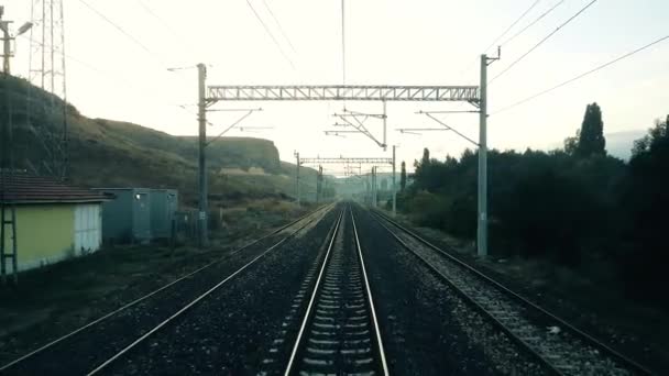 Escena rural a través de la ventana del tren de pasajeros en Eskisehir, Turquía — Vídeo de stock