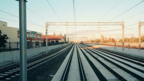 Tren de pasajeros que llega a la estación en Eskisehir temprano en la mañana — Vídeo de stock