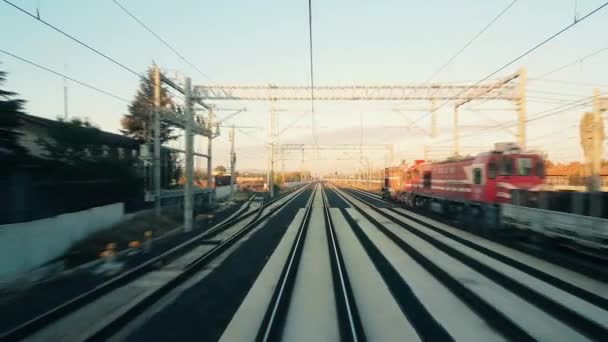 Tren de pasajeros que llega a la estación en Eskisehir temprano en la mañana — Vídeo de stock