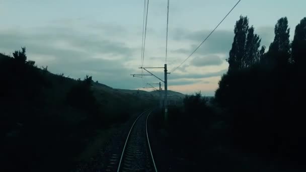 Scena rurală prin fereastra trenului de pasageri — Videoclip de stoc