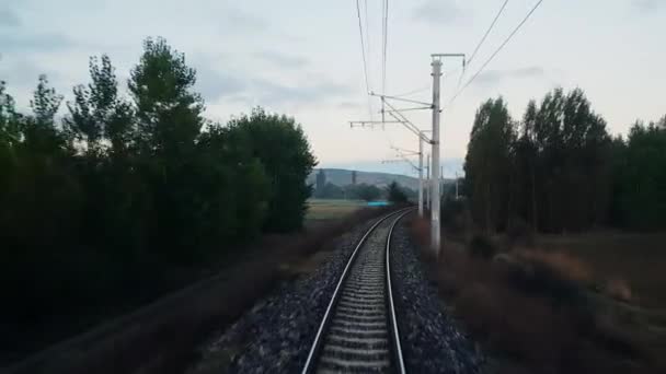 Escena rural a través de la ventana del tren de pasajeros — Vídeos de Stock