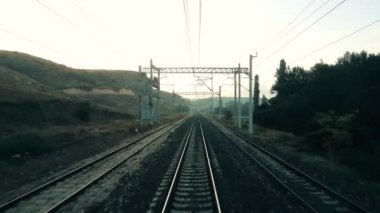 Yolcu tren penceresinden kırsal sahne