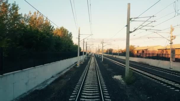 Tren de pasajeros que llega a la estación en Eskisehir temprano en la mañana — Vídeos de Stock