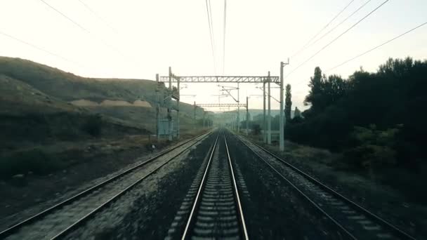 Сельская сцена через окно пассажирского поезда — стоковое видео