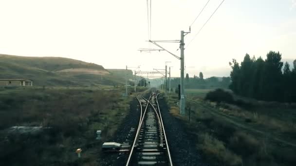Сельская сцена через окно пассажирского поезда — стоковое видео