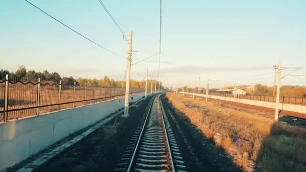 Пассажирский поезд прибывает на станцию Эскишехир рано утром — стоковое видео