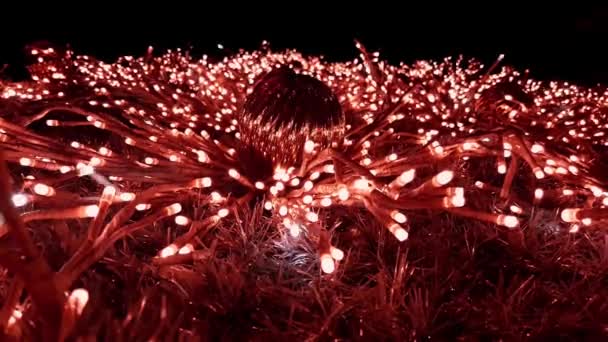 圣诞树上有红仙女的灯和装饰品 照亮新年的树在夜晚闪烁和闪亮的装饰品 — 图库视频影像