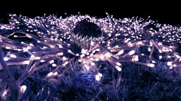 圣诞树蓝色仙女灯和装饰品 照亮新年的树在夜晚闪烁和闪亮的装饰品 — 图库视频影像