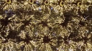 Altın peri ışıkları ve süs eşyaları ile Noel ağacı. Yanıp sönen ve süslemeleri parlayan ile gece ışıklı yılbaşı ağacı.