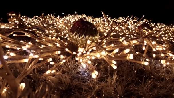 Kerstboom Met Gouden Fairy Verlichting Ornamenten Verlichte Nieuwjaar Boom Night — Stockvideo