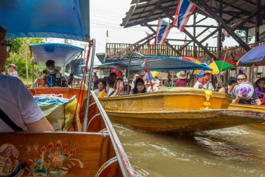 Damnoen Saduak, Tayland - 27 Ocak 2018: Turistler tarafından ahşap tekneler Damnoen Saduak yüzen Pazar