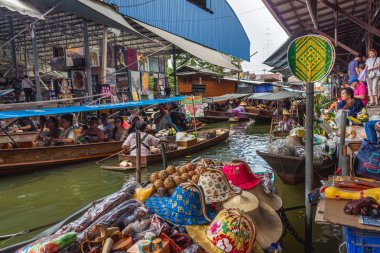 Damnoen Saduak, Tayland - 27 Ocak 2018: Turistler tarafından ahşap tekneler Damnoen Saduak yüzen Pazar