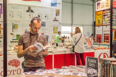 Eskişehir - 09 Ekim 2018: Eskişehir Kitap Fuarı'nda bir kitap incelenmesi Genç beyaz adam