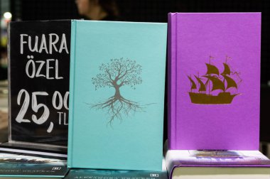 Eskişehir - 09 Ekim 2018: Eskişehir Kitap Fuarı standında sergilenen Alexandra Bracken kitaplar