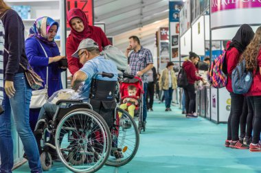 Eskişehir - 09 Ekim 2018: Adam ailesiyle birlikte Eskişehir Kitap Fuarı ziyaret tekerlekli sandalyede