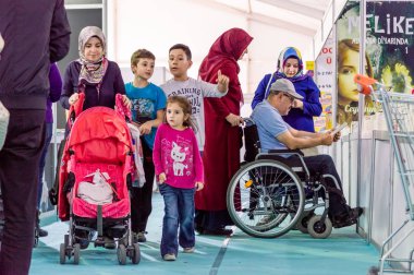 Eskişehir - 09 Ekim 2018: Adam ailesiyle birlikte Eskişehir Kitap Fuarı ziyaret tekerlekli sandalyede