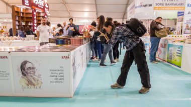 Eskişehir - 09 Ekim 2018: Eskişehir Kitap Fuarı çekim Genç Kafkas fotoğrafçı