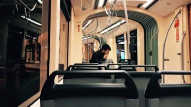 Zor iş günü sonunda adam tramvay ile gece geç saatlerde eve yorgun