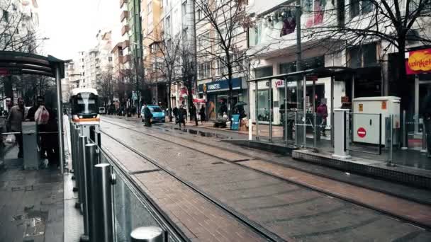 Stedelijke tram naderen naar het station, passagiers passeren een tourniquet in Eskisehir, Turkije — Stockvideo