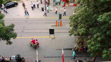 Eskişehir şehir merkezinde yaz sokaklarda insanlar