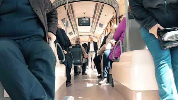 Пассажиры, сидящие в трамвае днем — стоковое видео