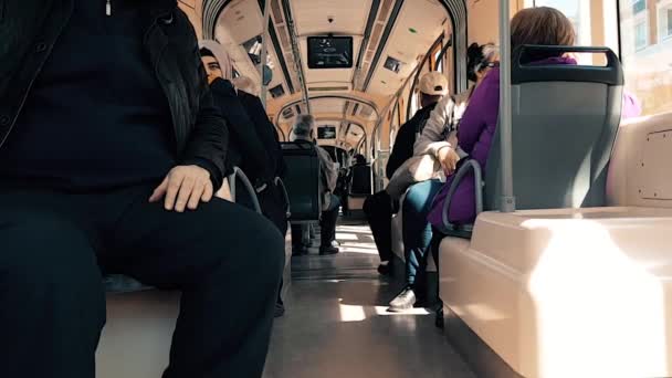 Пасажири, що сидять в трамваї в денний час — стокове відео