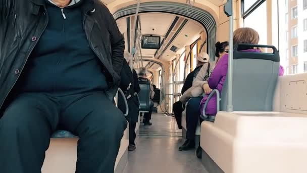 Pasażerowie siedzący w tramwaju w czasie dnia — Wideo stockowe