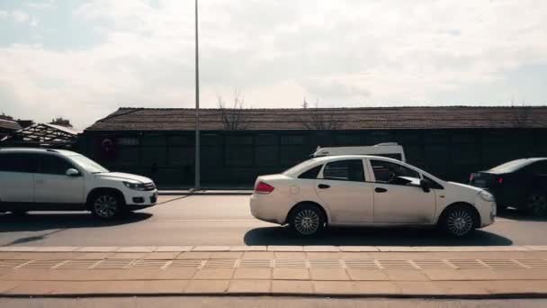 Vista do passageiro pela janela enquanto viaja de eléctrico em Eskisehir, Turquia — Vídeo de Stock