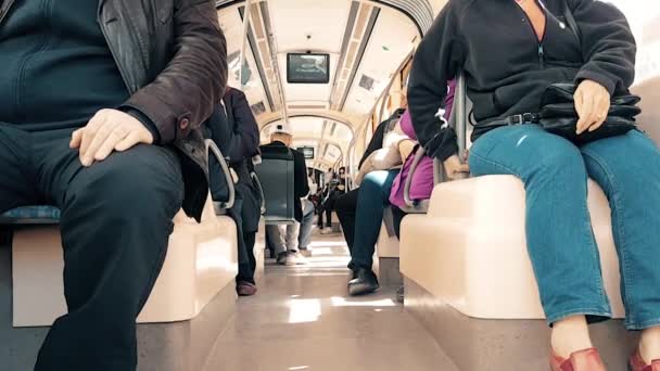 Passagiers zitten in tram op moment van de dag — Stockvideo