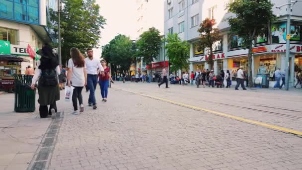 Az emberek az utcán, a nyári Eskisehir belvárosában — Stock videók