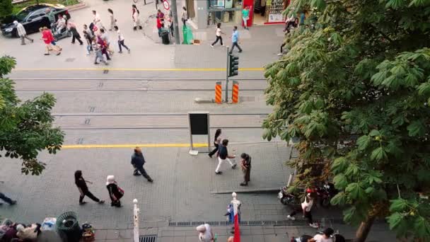 Människor på gatorna på sommaren i centrala Eskisehir — Stockvideo