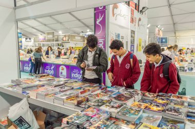 Eskişehir - 09 Ekim 2018: Eskişehir Kitap Fuarı Türkiye'de çizgi roman inceleyerek genç öğrenciler