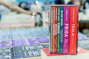 Eskişehir - 09 Ekim 2018: Renkli kitap setini Eskişehir Kitap Fuarı standında sergilenen