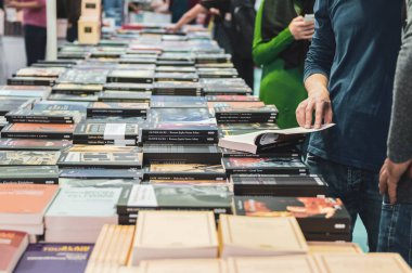 Eskişehir - 09 Ekim 2018: Eskişehir Kitap Fuarı'nda bir kitap okuma beyaz adam