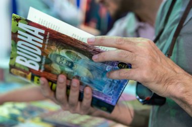 Eskişehir - 09 Ekim 2018: Eskişehir Kitap Fuarı'nda bir kitap okuma beyaz adam