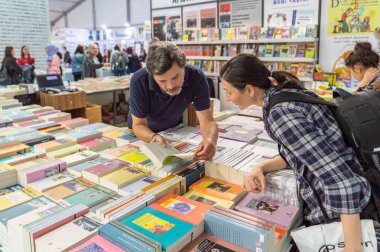 Eskişehir - 09 Ekim 2018: Eskişehir Kitap Fuarı'nda bir kitap okuma Genç beyaz bir kadın
