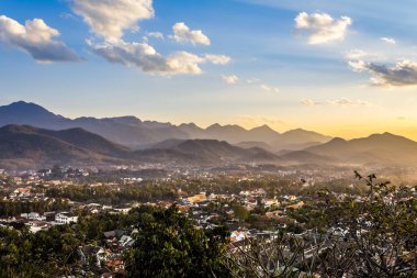 Şehir ve çevresindeki kırsal Mount Phousi, Laos tepesinden görünümü