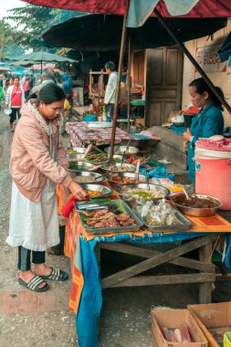 Luang Prabang, Laos - 29 Ocak 2018: Laos insanlara sokak gıda market Luang Prabang merkezi city, Laos.