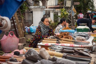 Luang Prabang, Laos - 29 Ocak 2018: gıda yerel pazarda satış kimliği belirsiz gülümseyen kadın.