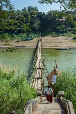 Nam Kahn nehrin yanında onun izdiham Luang Prabang Laos Mekong Nehri ile köprüden bambu