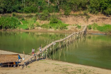 Luang Prabang, Laos Nam Kahn Nehri bambu köprüyü geçtikten turist