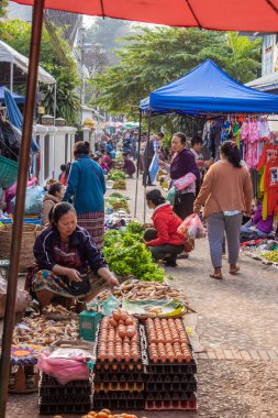 Luang Prabang, Laos - 30 Ocak 2018: Laos insanlara sokak gıda market Luang Prabang merkezi city, Laos.