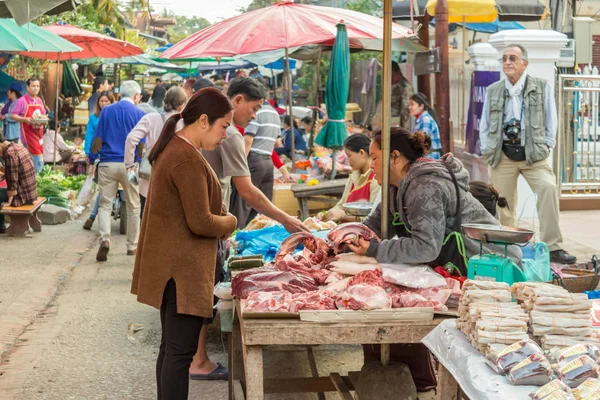 Luang Prabang, Laos - 30 Ocak 2018: Laos insanlar sokak gıda market Luang Prabang merkezi city, Laos. Sokakta taze kırmızı et satışı.