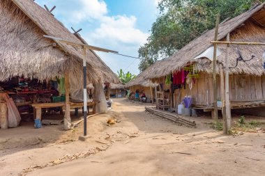 Uzun boyun Karen etnik tepe kabile itibariyle yerel evleri korunan köy, Chiang Mai, Tayland