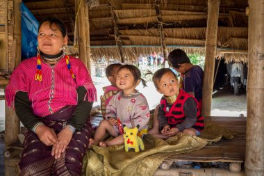Chiang Mai, Tayland - 02 Şubat 2018: Uzun boyunlu aile uzun boyun Karen etnik tepe kabile Köyü, Chiang Mai, Tayland.