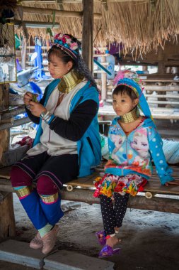 Chiang Mai, Tayland - 02 Şubat 2018: Portre uzun bir boyun genç kadın ve küçük bir kız uzun boyun Karen etnik tepe kabile Köyü, Chiang Mai, Tayland.