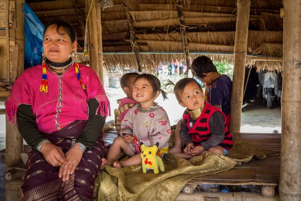 Chiang Mai, Tayland - 02 Şubat 2018: Uzun boyunlu aile uzun boyun Karen etnik tepe kabile Köyü, Chiang Mai, Tayland.