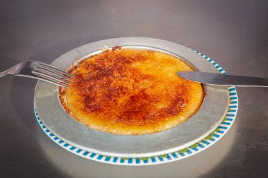 Geleneksel tatlı peynir ve metal bir plaka sıcak servis şurubu ile 'Künefe' denilen