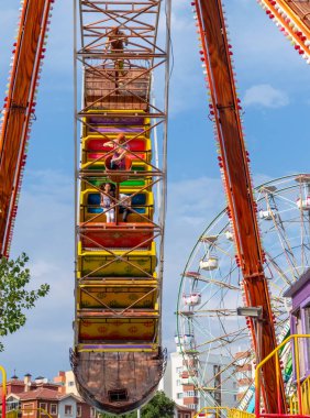 Eskişehir, Türkiye - 08 Eylül 2018: genç kızlar korsan gemisi zevk eğlence parkı güneşli bir günde binmek..