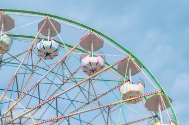 Büyük bir tekerlek gökyüzü arka plan üzerinde renkli kabin ile düşük açılı görünümü